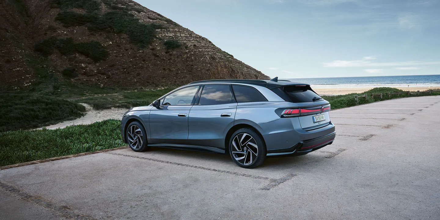 Seiten- und Heckansicht eines grau-blauen VW ID.7 Tourer