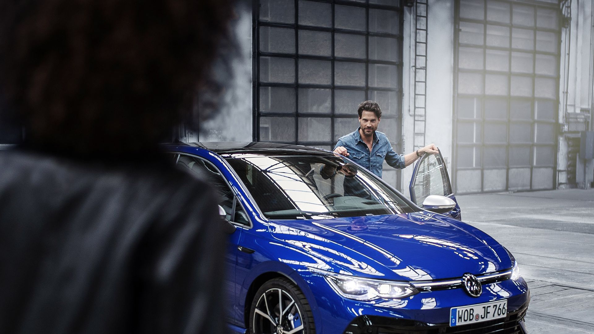 Мъж стоящ до VW R автомобил