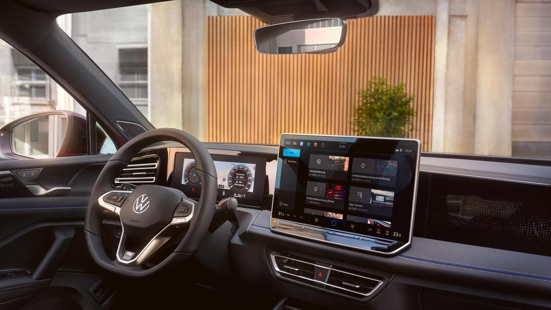 Изглед от вътрешността на VW Tiguan с фокус върху големия дисплей.