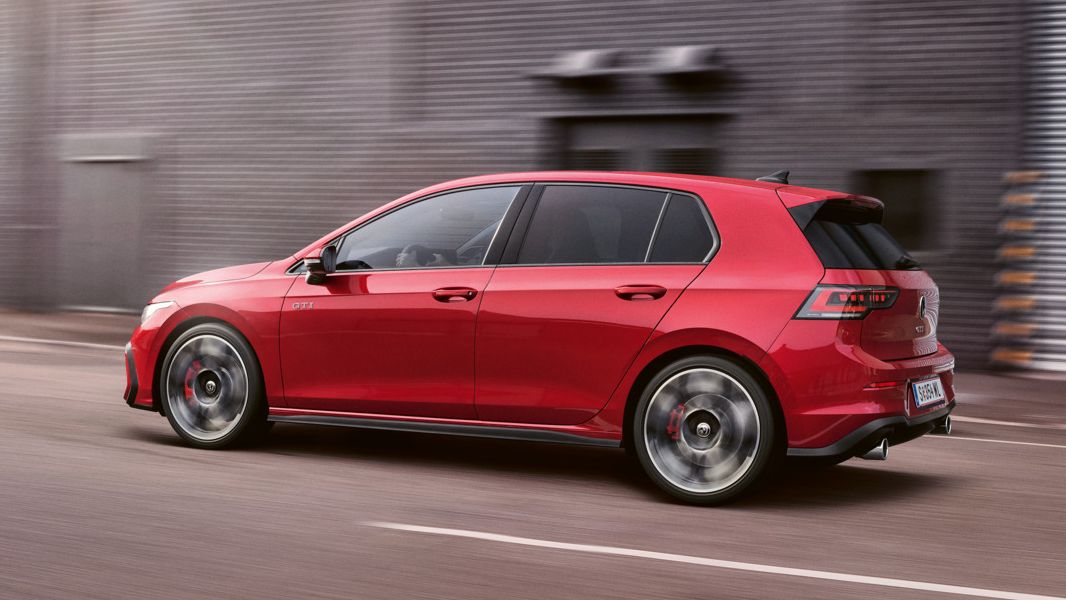 Червен Volkswagen Golf GTI в движение по градска улица