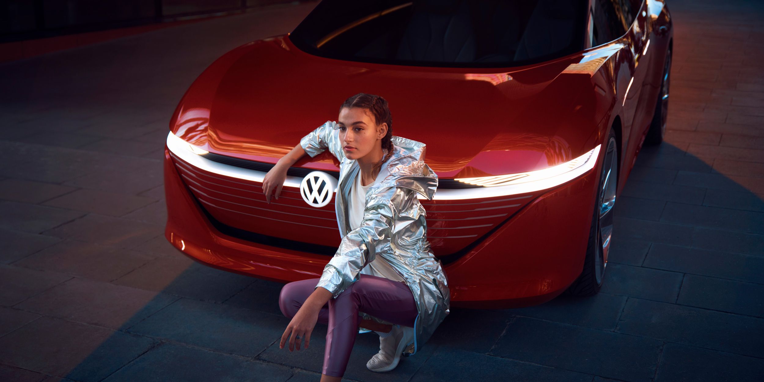 Модел позира пред VW ID. Vizzion