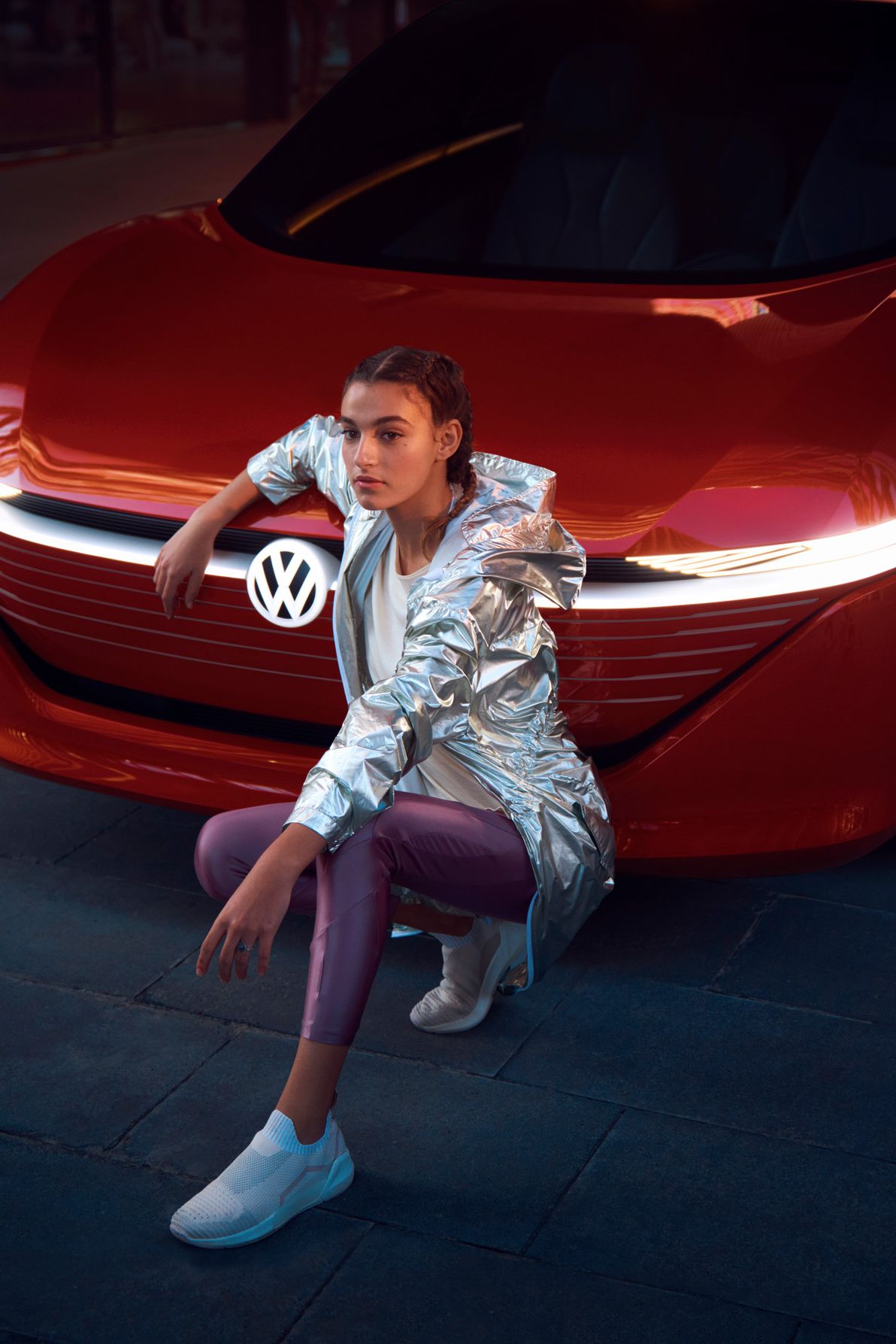 Модел позира пред VW ID. Vizzion