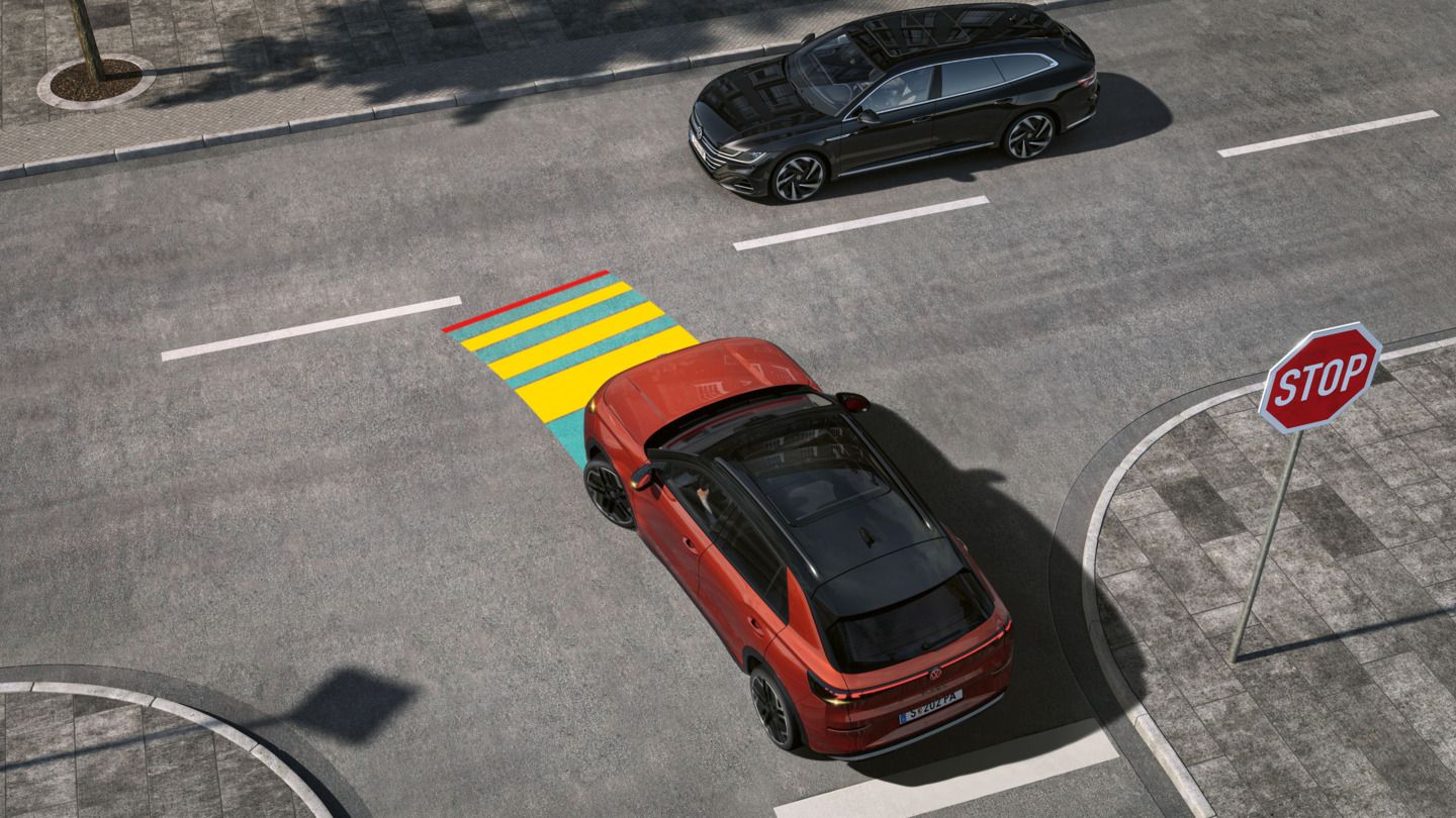 Illustration zeigt schematisch anhand eines VW T-Roc die Funktionsweise des Kreuzungsassistenten.