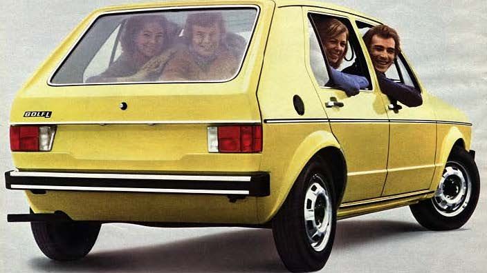 Ретро реклама с жълт Volkswagen Golf Mk1, в който четирима усмихнати пътници позират за снимка