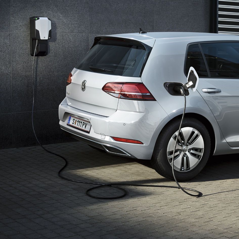 Сребрист Volkswagen e-Golf, включен към домашна зарядна станция на стена