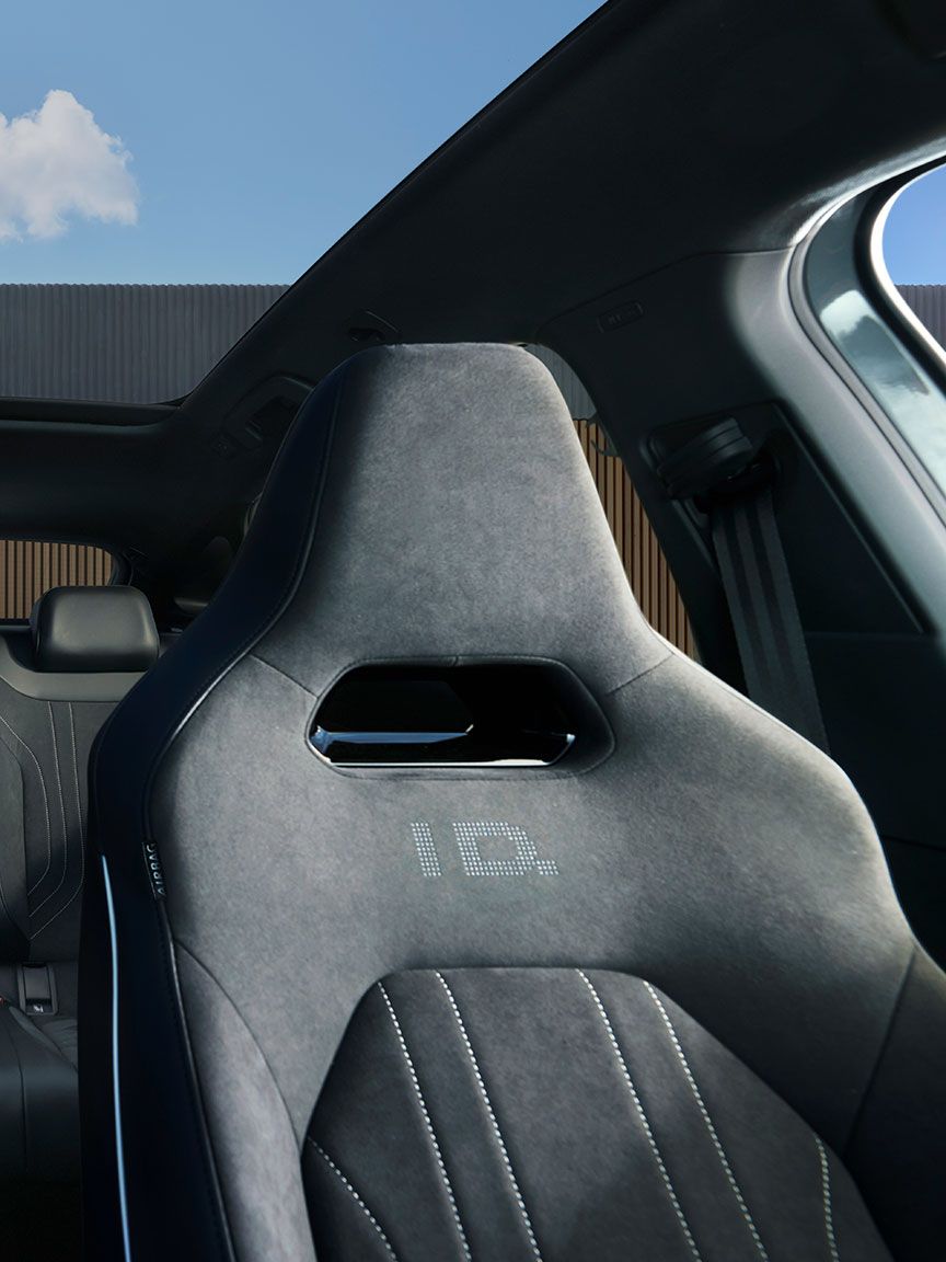 Innenansicht eines VW ID.5, Blick von vorn auf das Panoramaglasdach, die Vordersitze und den Fond
