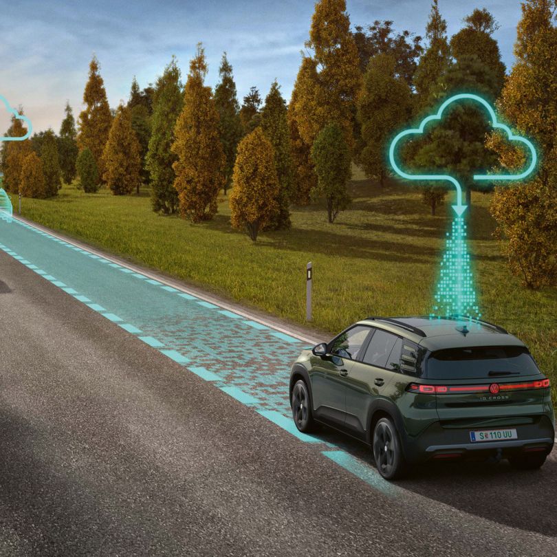 Илюстрацията схематично показва функционалността на Travel Assist с помощта на зелен VW ID. Cross