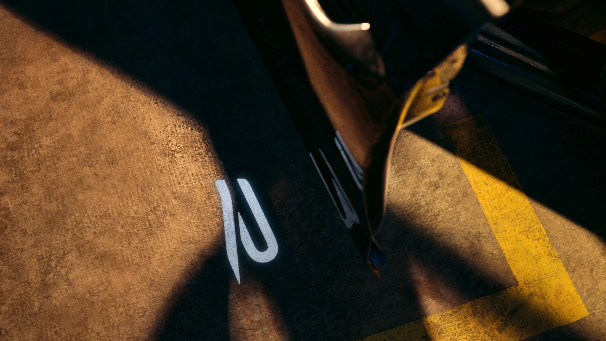 Ansicht von oben von einer geöffneten Tür mit leuchtendem R-Logo am Boden von einem Golf R 