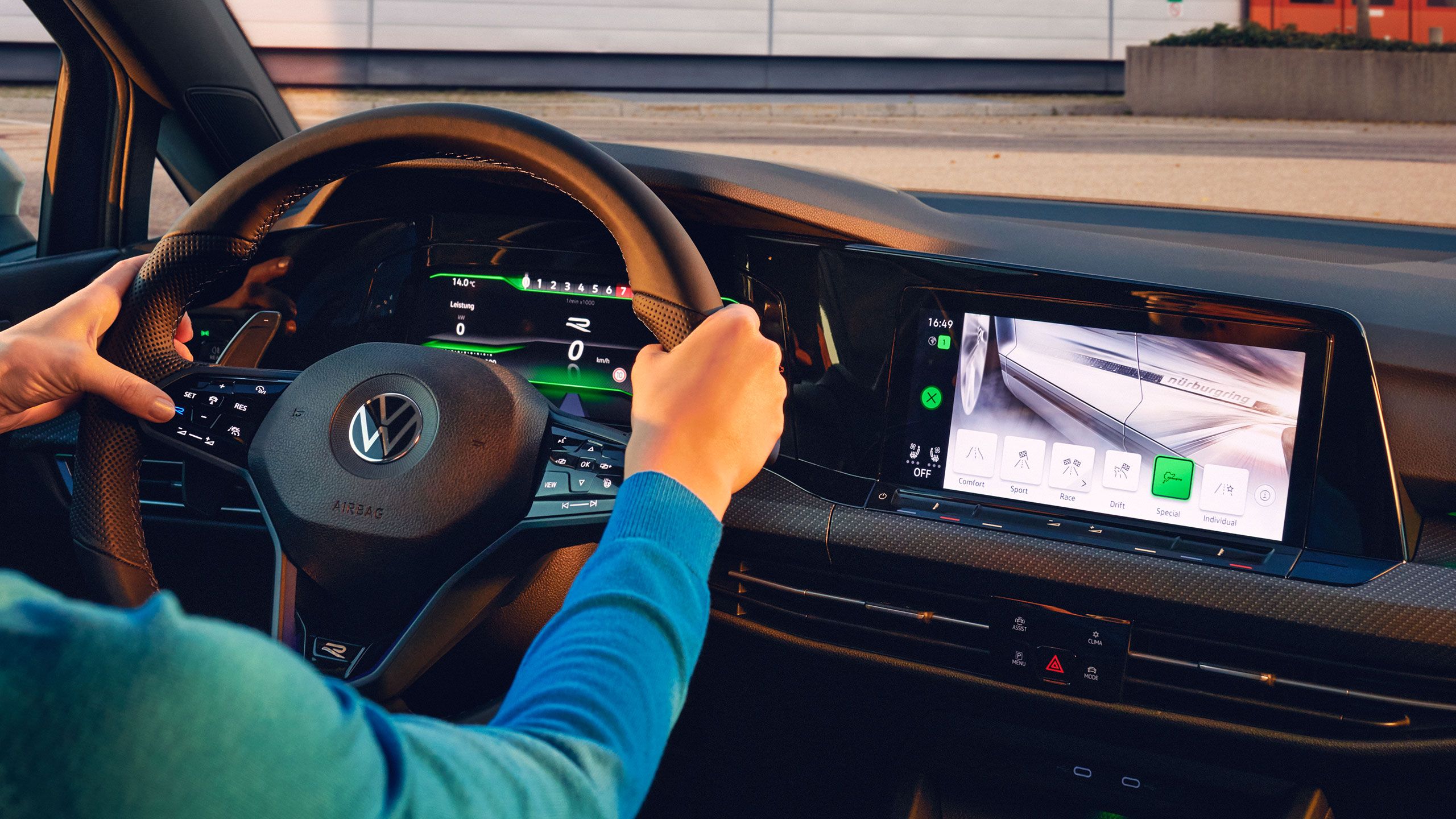 Водач управлява Volkswagen с дигитален кокпит и мултимедийна система с тъчскрийн