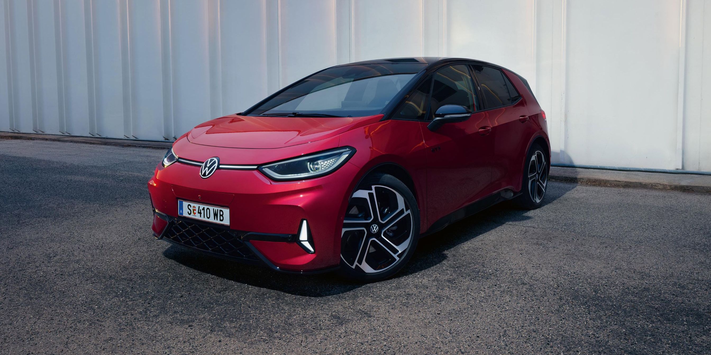 Schräge Frontansicht auf den roten VW ID.3 GTX