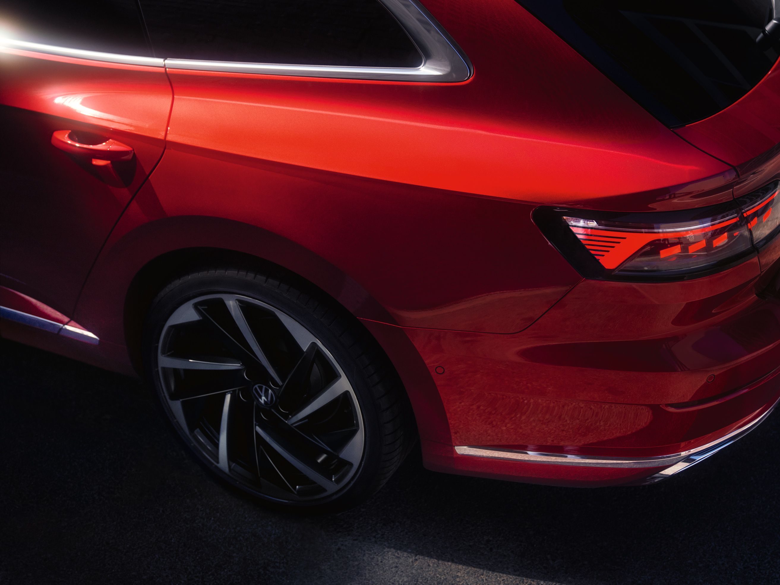 Близък план на задните LED светлини и джантата на червен Volkswagen Arteon Shooting Brake