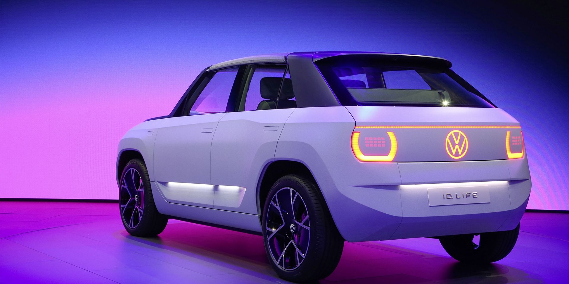 Страничен силует и изглед отзад на VW ID. LIFE