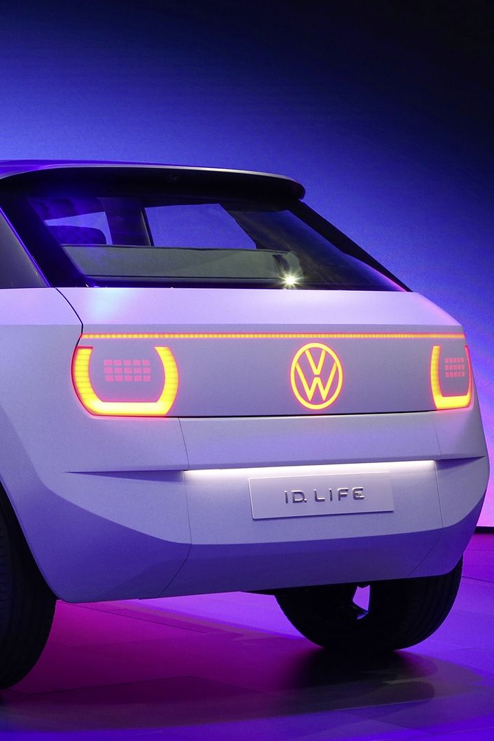 Страничен силует и изглед отзад на VW ID. LIFE