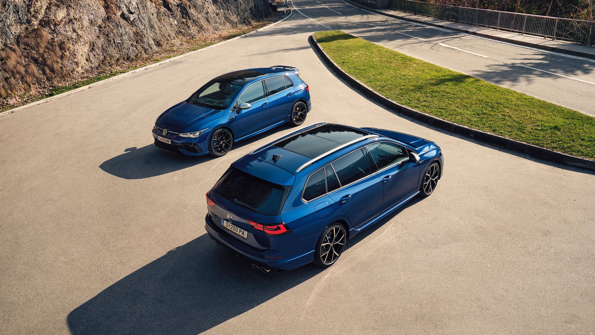 Два сини Volkswagen Golf R – хечбек и Variant – паркирани на слънчево място