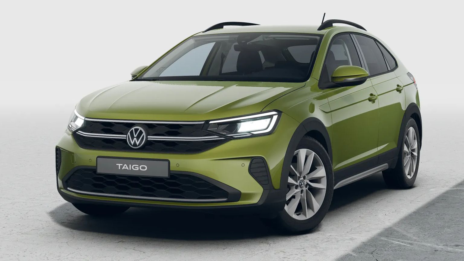 Зелено Volkswagen Taigo представено в студийна среда