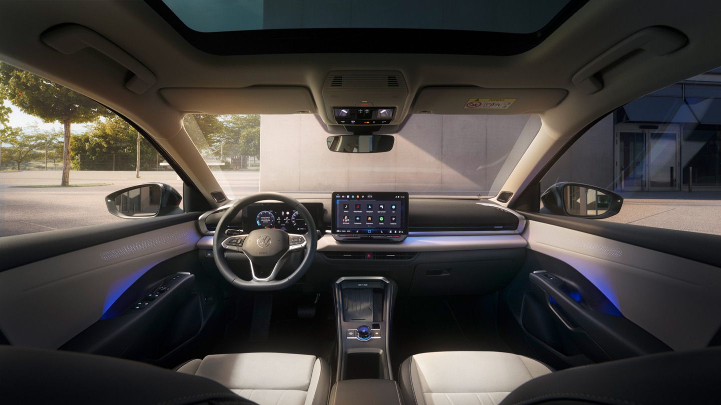 Модерен интериор на Volkswagen T-Roc с дигитален кокпит, голям мултимедиен дисплей и амбиентно осветление.