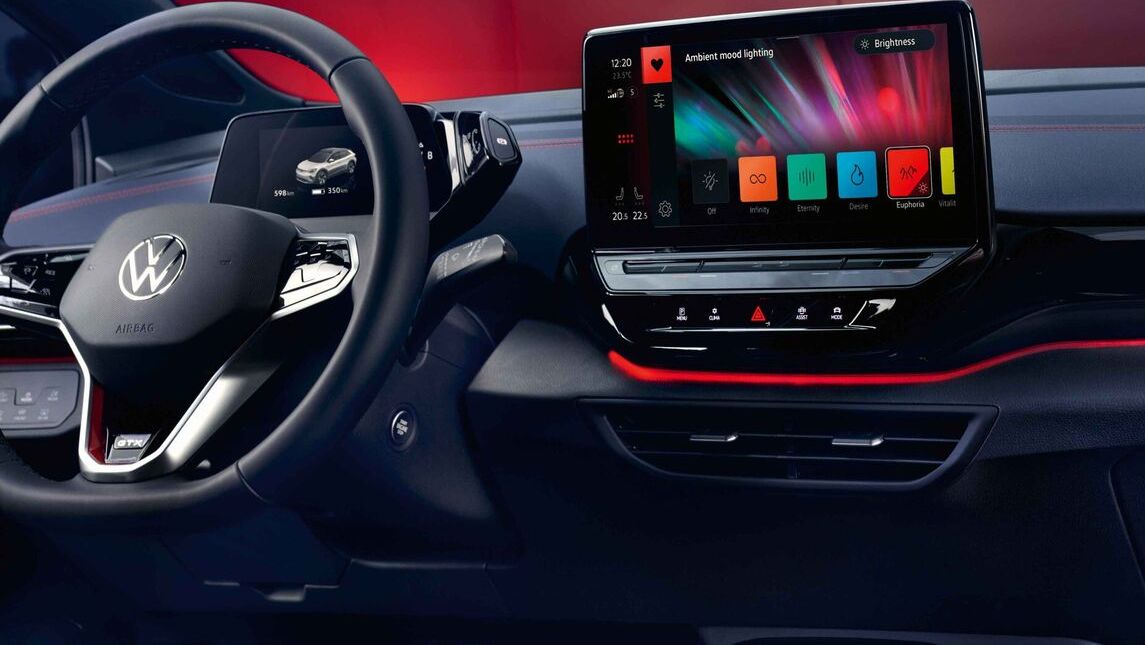 VW ID.4 GTX Innenaufnahme des Lenkrads und des Infotainmentsystems mit Einstellungen des Ambientelichts.