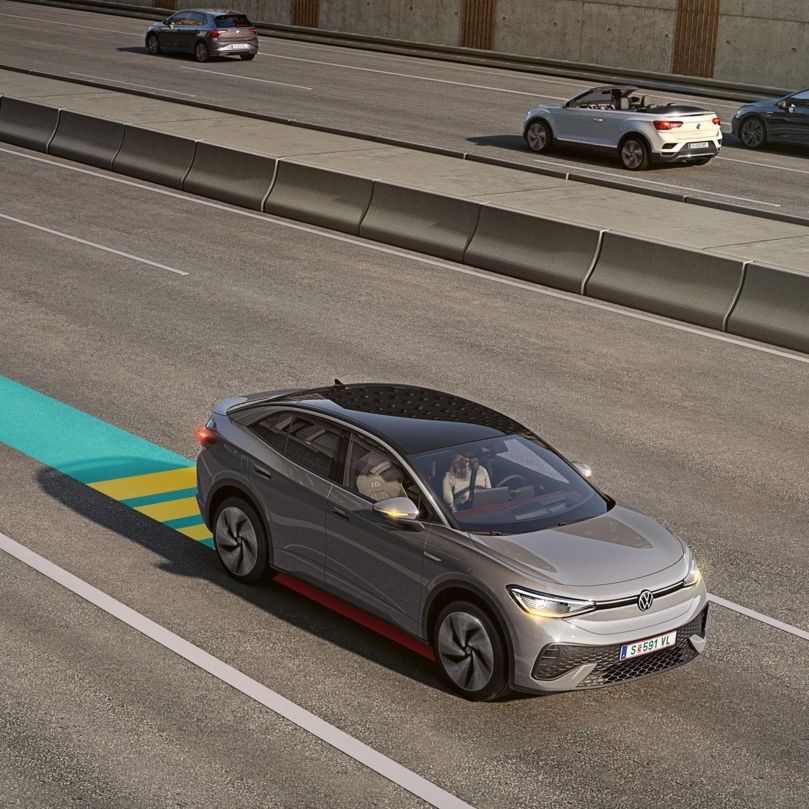 Illustration zeigt schematisch anhand eines VW ID.5 die Funktionsweise des Emergency Assist. 