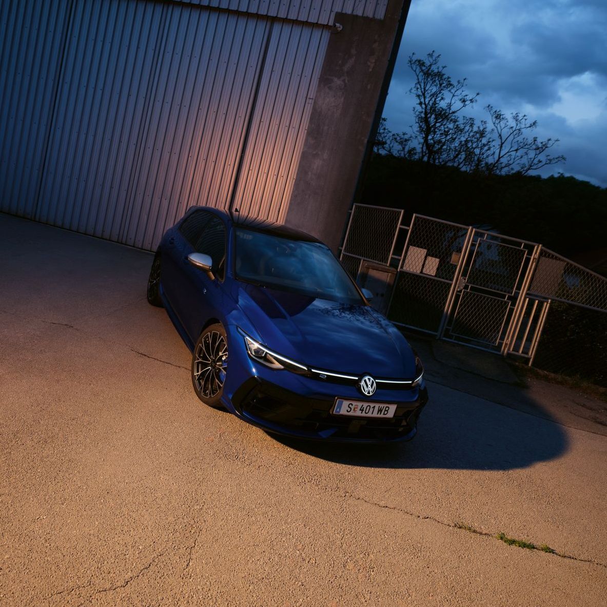 Golf R parkt schräg vor einer Halle