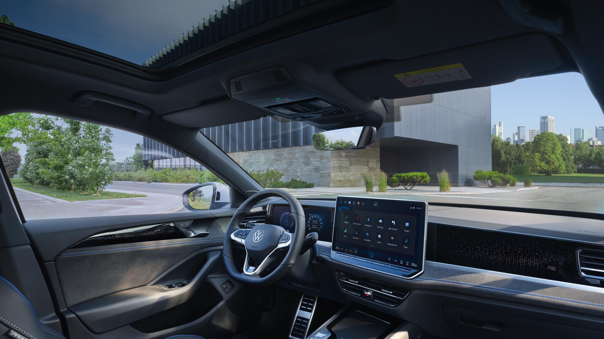 Изглед от интериора на VW Passat с поглед към опционалните ergoActive седалки и таблото.