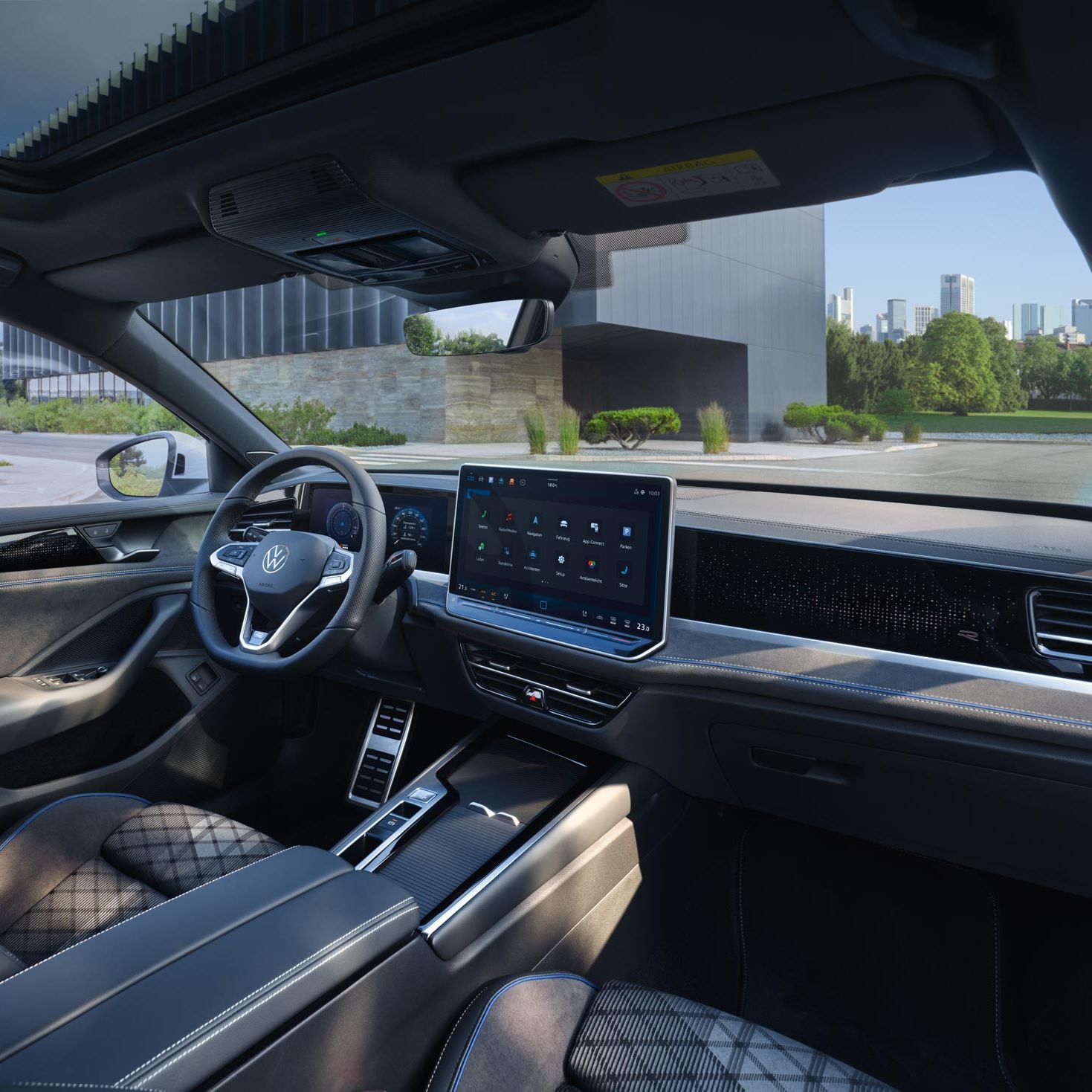 Изглед от интериора на VW Passat с поглед към опционалните ergoActive седалки и таблото.