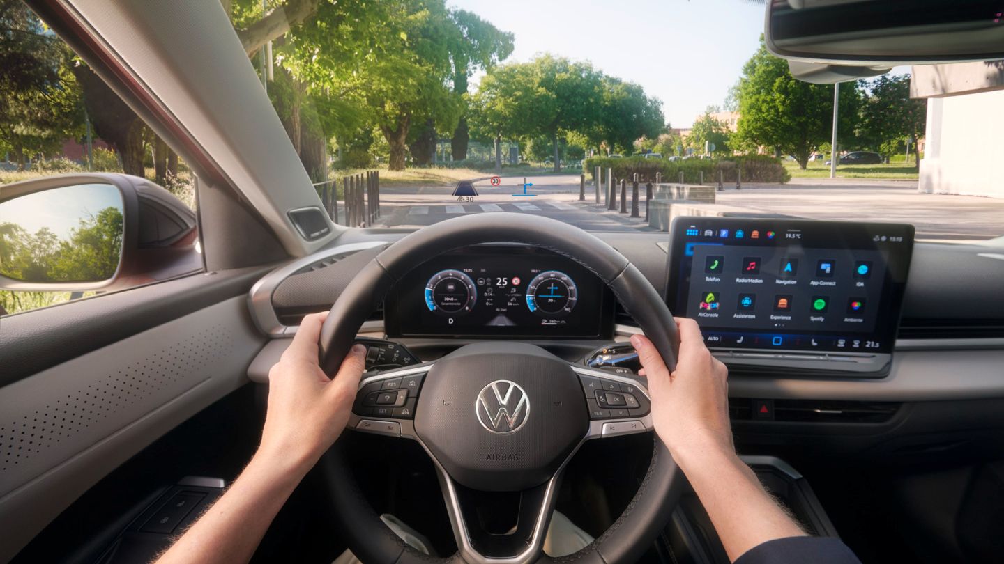 Volkswagen T-Roc в жълт цвят, заснет в градска среда с модерен архитектурен фон.