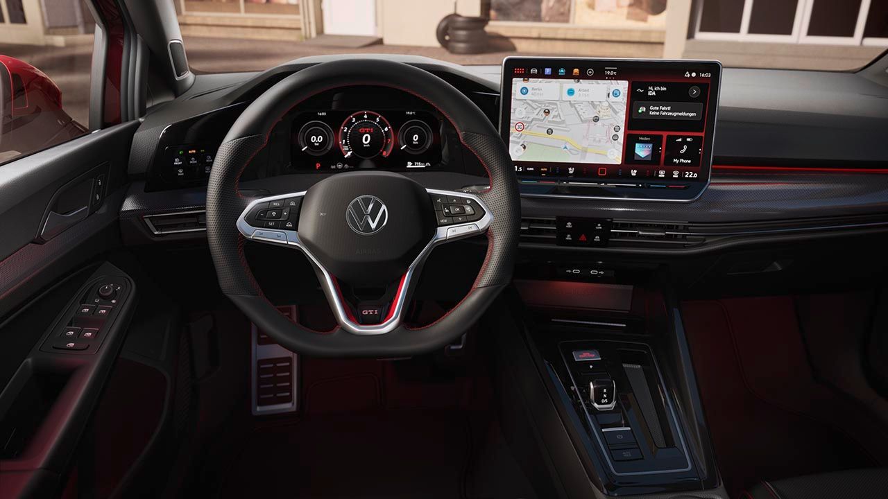 Detailansicht des Cockpits im Golf GTI mit Sprachassistent „IDA“  im Display