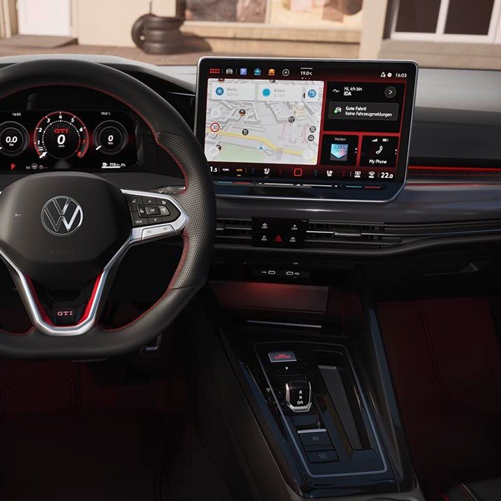 Detailansicht des Cockpits im Golf GTI mit Sprachassistent „IDA“  im Display