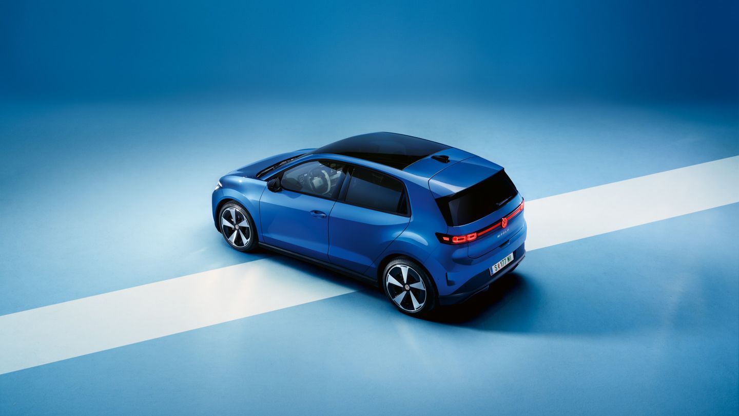 Изглед отгоре към задната част на син VW ID. Polo Style на светлосин фон.