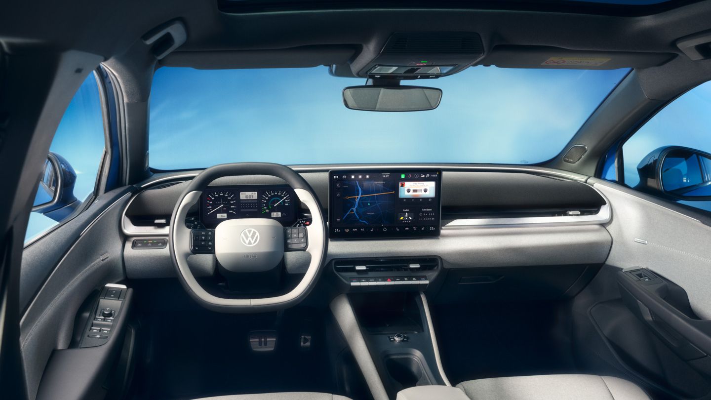 Изглед към кокпита с волан и инфотейнмънт система във VW ID. Стил Поло.