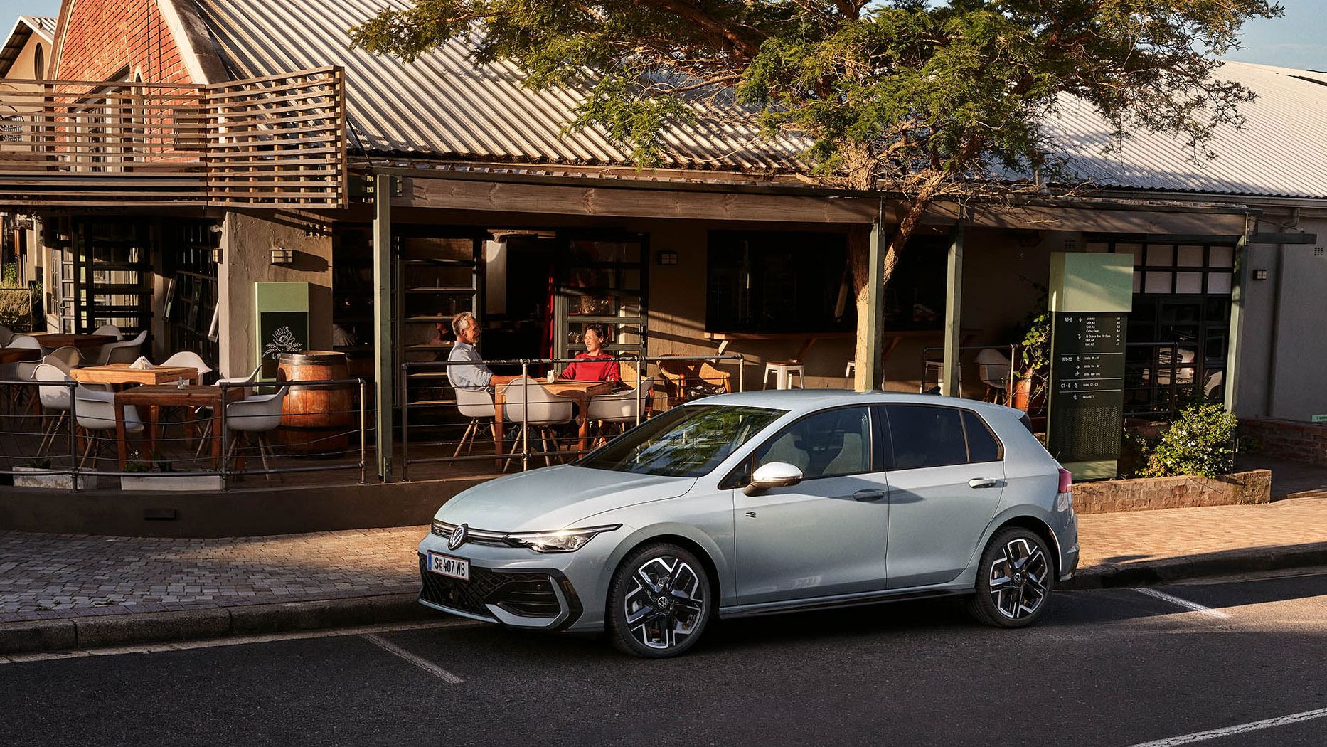 Сив Volkswagen Golf паркиран на улица пред кафе с тераса