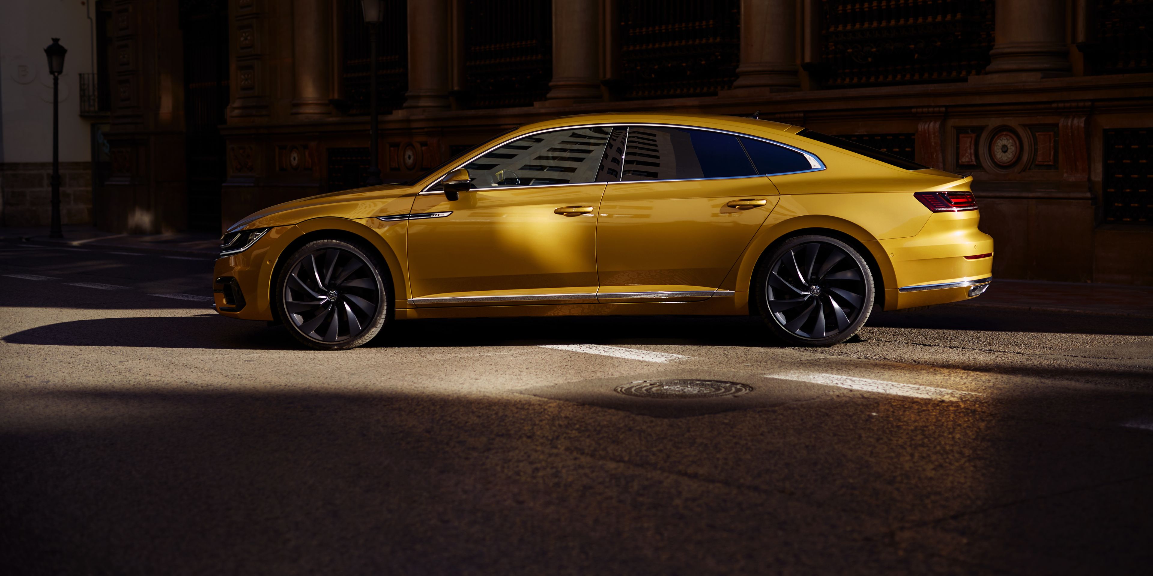 vw arteon gelb schatten seitenansicht profil
