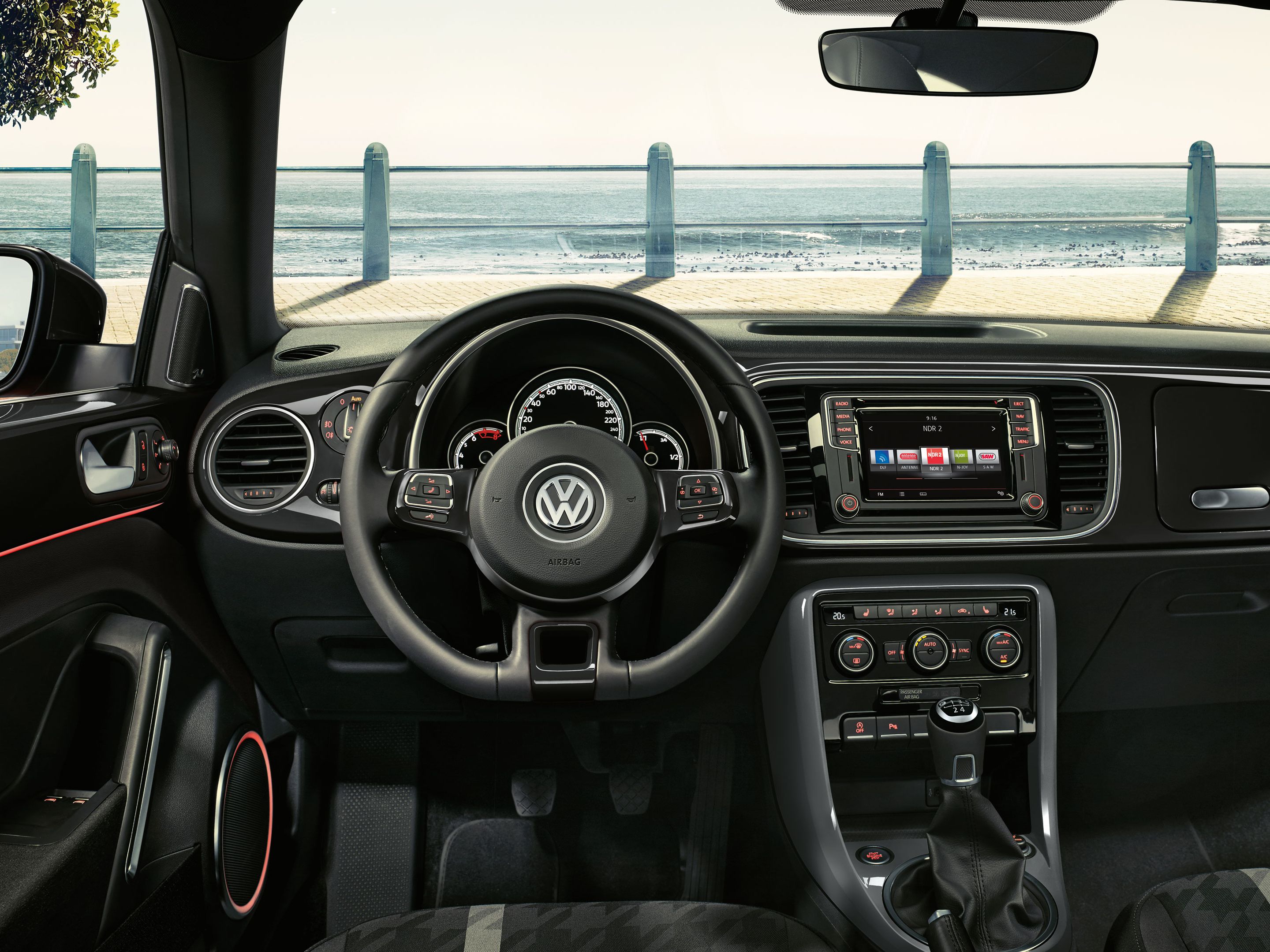 Интериор на Volkswagen Beetle с черни акценти и мултимедия