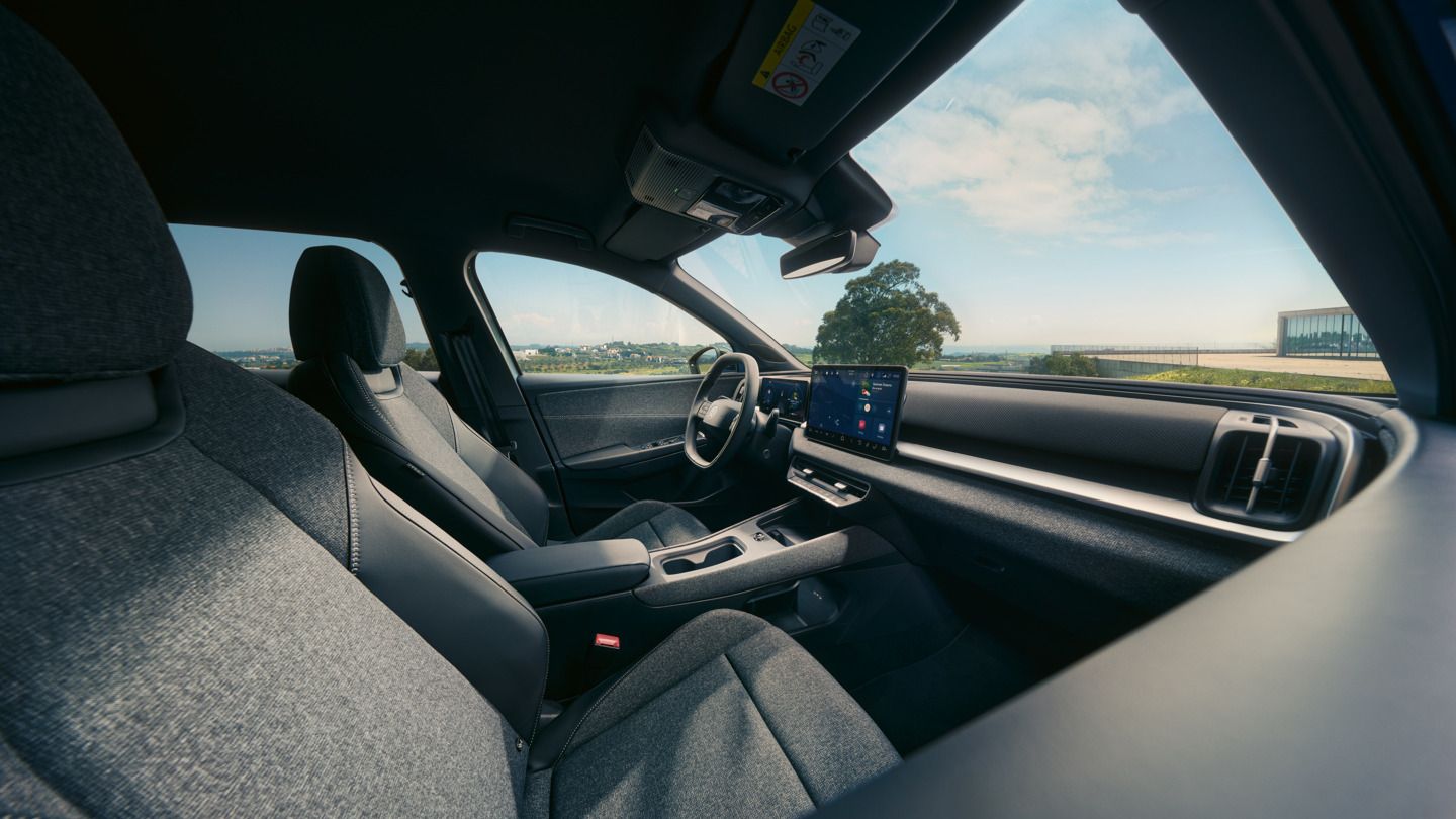 Вътрешен изглед на VW ID. Cross в тъмен интериорен дизайн с изглед към кокпита.