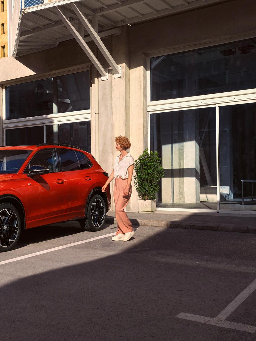 VW Tiguan parkt am Straßenrand
