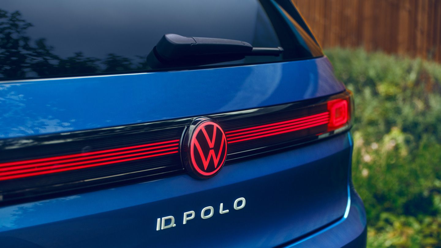 LED задни светлини с осветено лого на Volkswagen с син VW ID. Стил Поло.