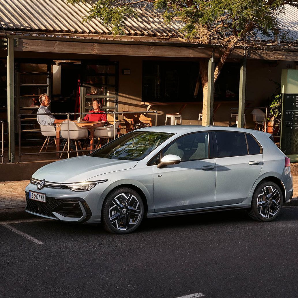 Сив Volkswagen Golf паркиран на улица пред кафе с тераса