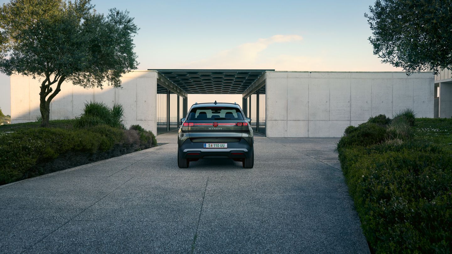Изглед отзад на VW ID. Cross, паркиран пред бяла сграда.