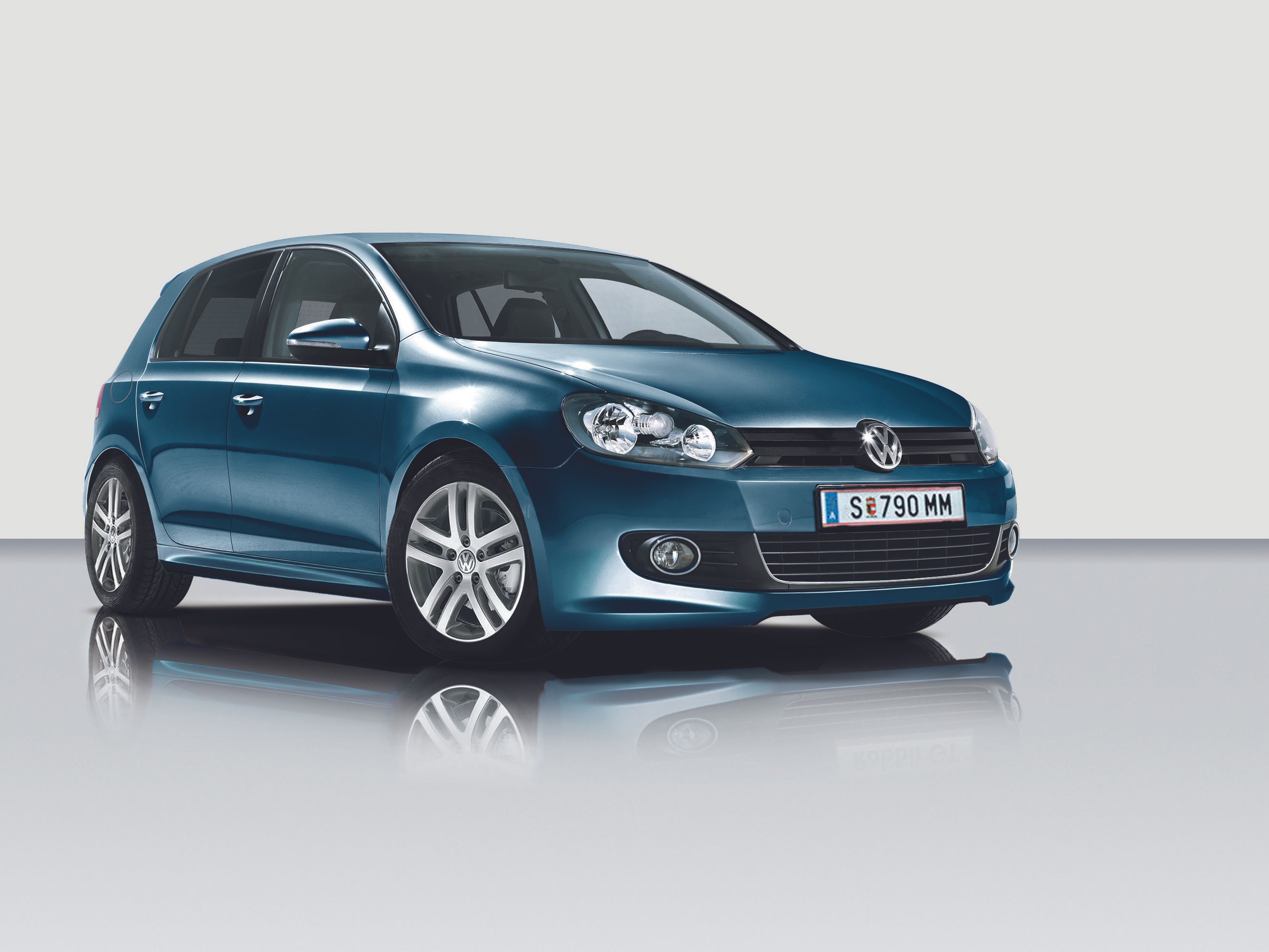 Син металик Volkswagen Golf VI, изглед отпред под ъгъл