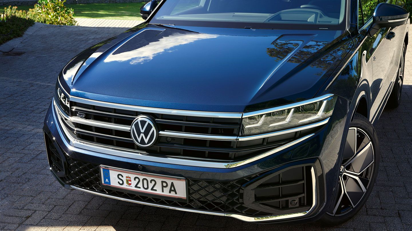 Изглед отпред на VW Touareg R-Line с матрични фарове HD Matrix.