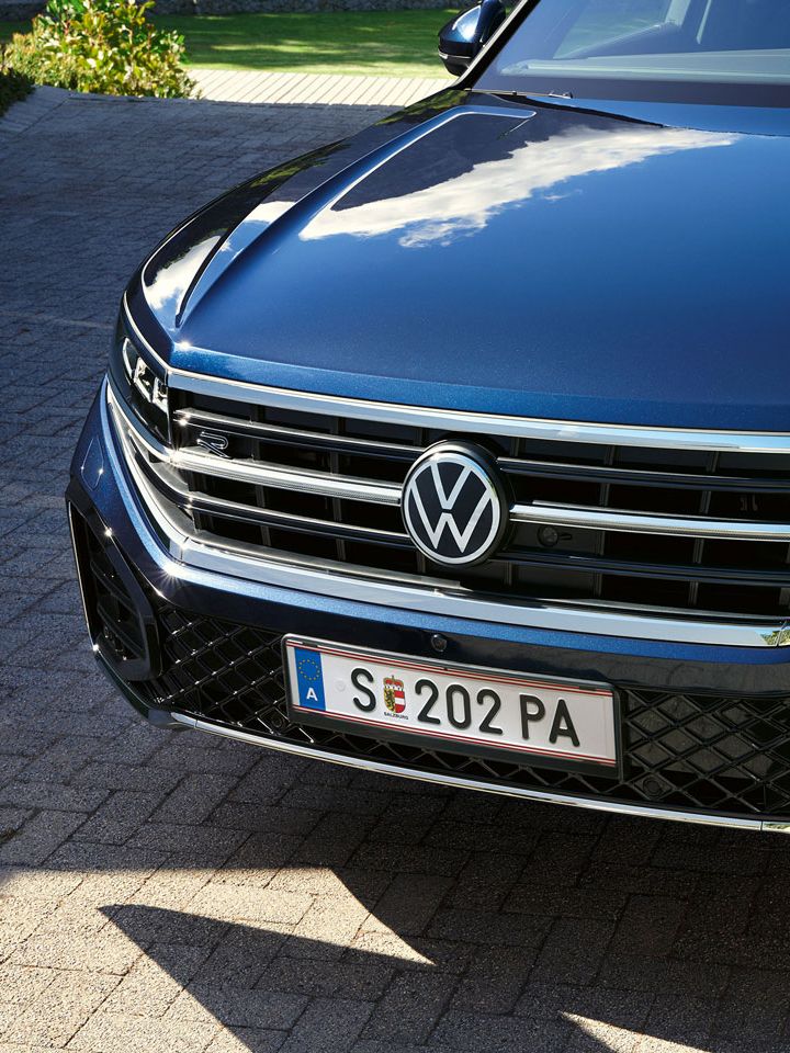 Изглед отпред на VW Touareg R-Line с матрични фарове HD Matrix.