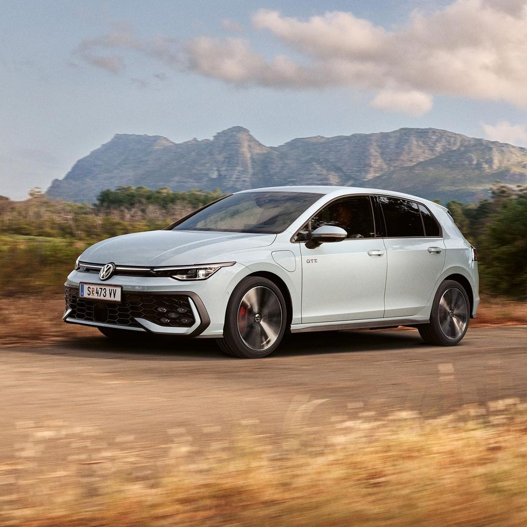 Volkswagen Golf GTE в движение по живописен път с планински пейзаж