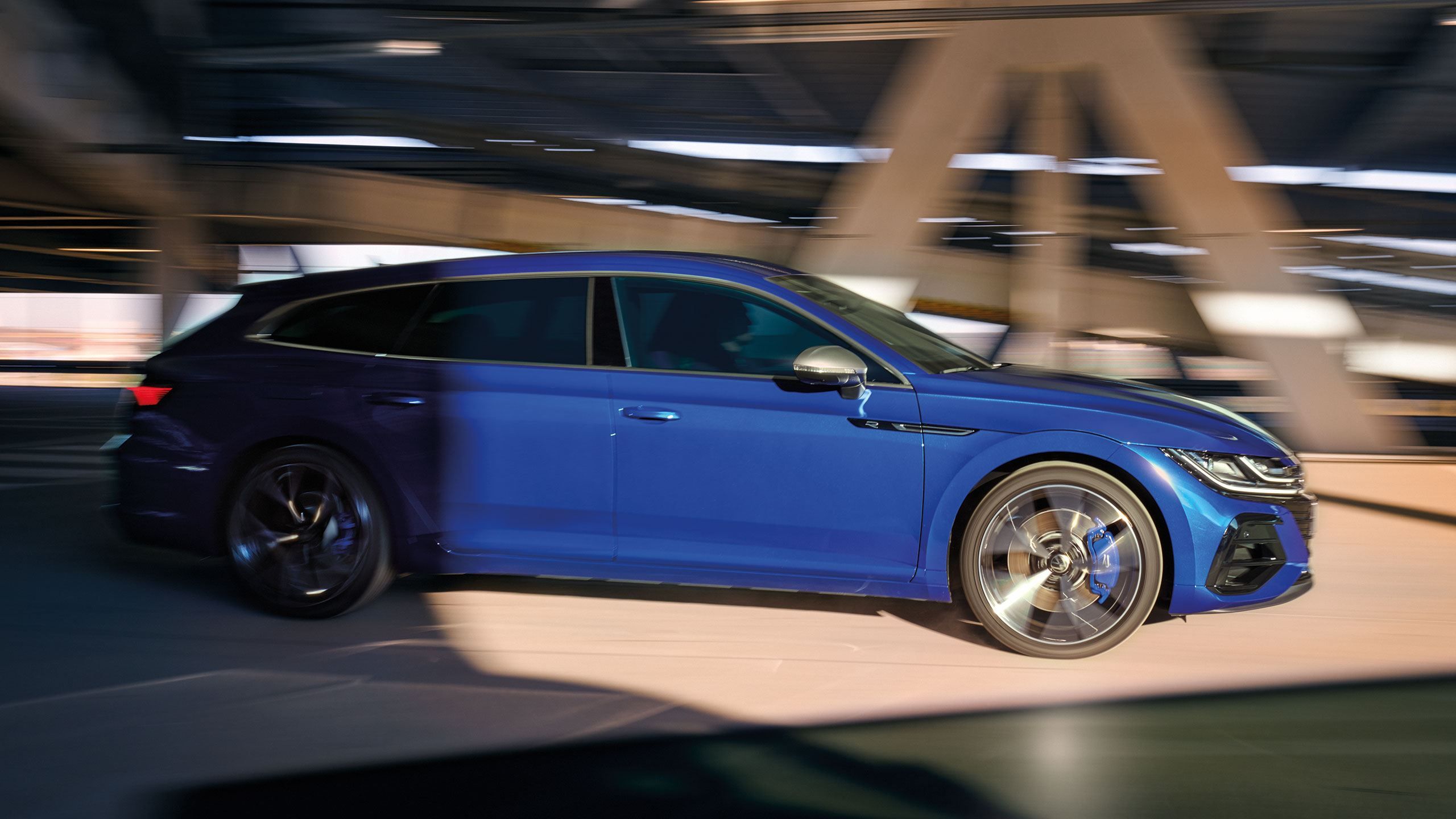 Син Volkswagen Arteon Shooting Brake R-Line в движение в закрит многоетажен паркинг