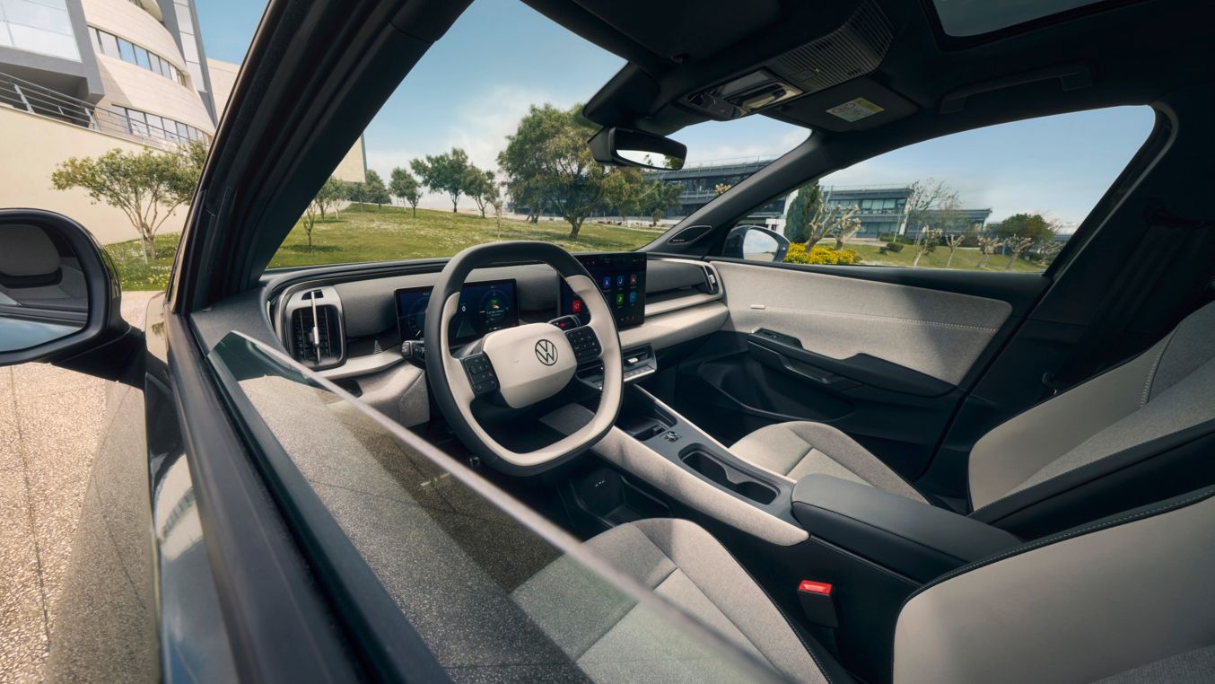 Изглед през страничното стъкло на волана и кокпита на VW ID. Cross.
