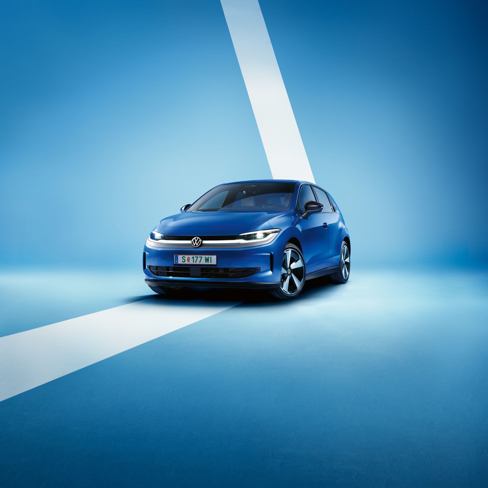 Син VW ID. Поло стил диагонално отпред на светлосин фон.