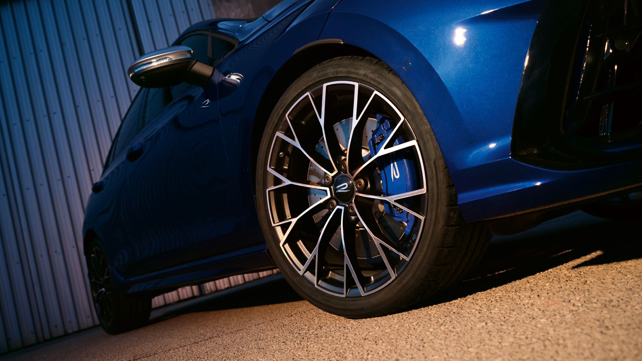 Seitenansicht von Rad und Felge vom 19“ forged wheel „Warmenau“ in grey machined incl. R-Logo vom Golf R 