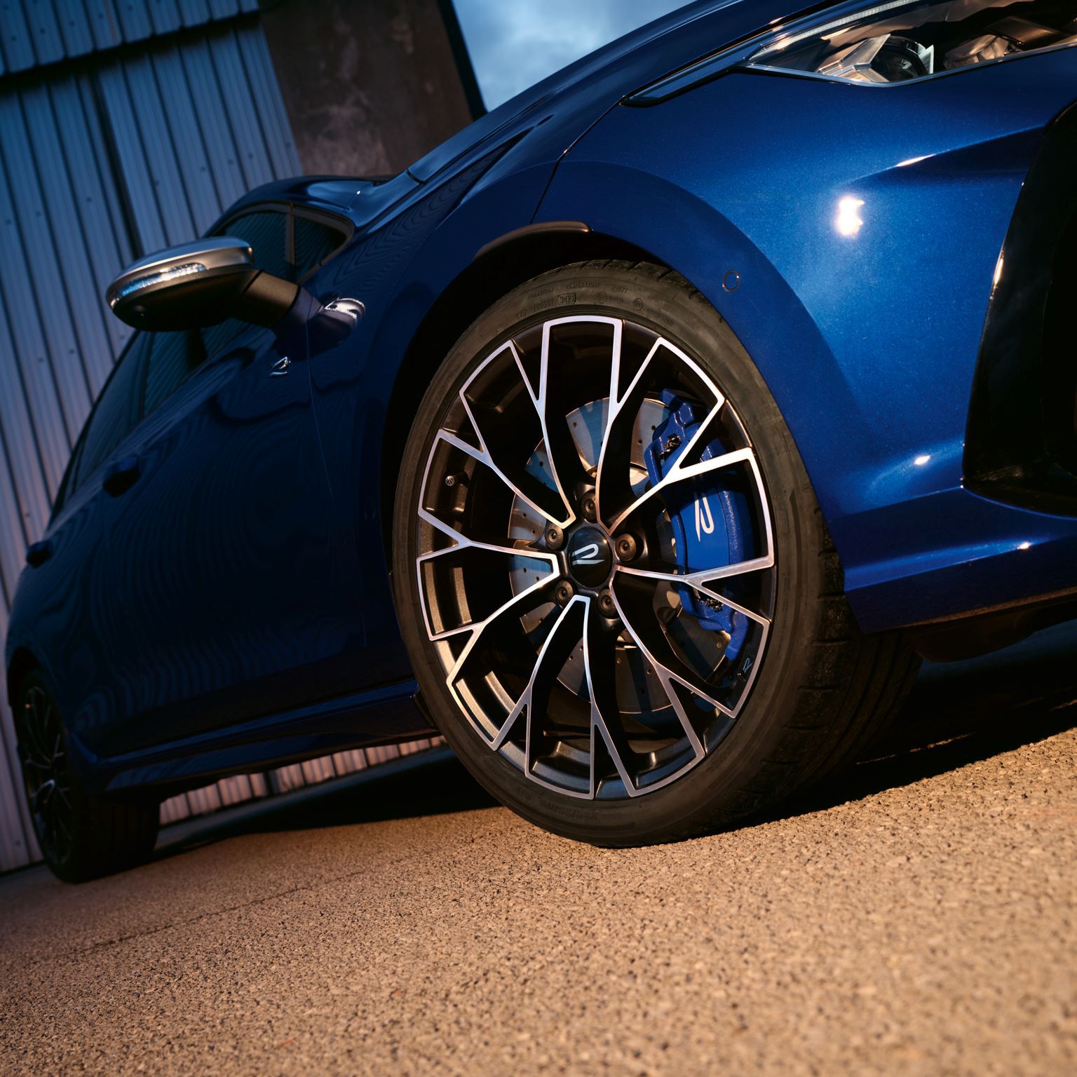 Seitenansicht von Rad und Felge vom 19“ forged wheel „Warmenau“ in grey machined incl. R-Logo vom Golf R 