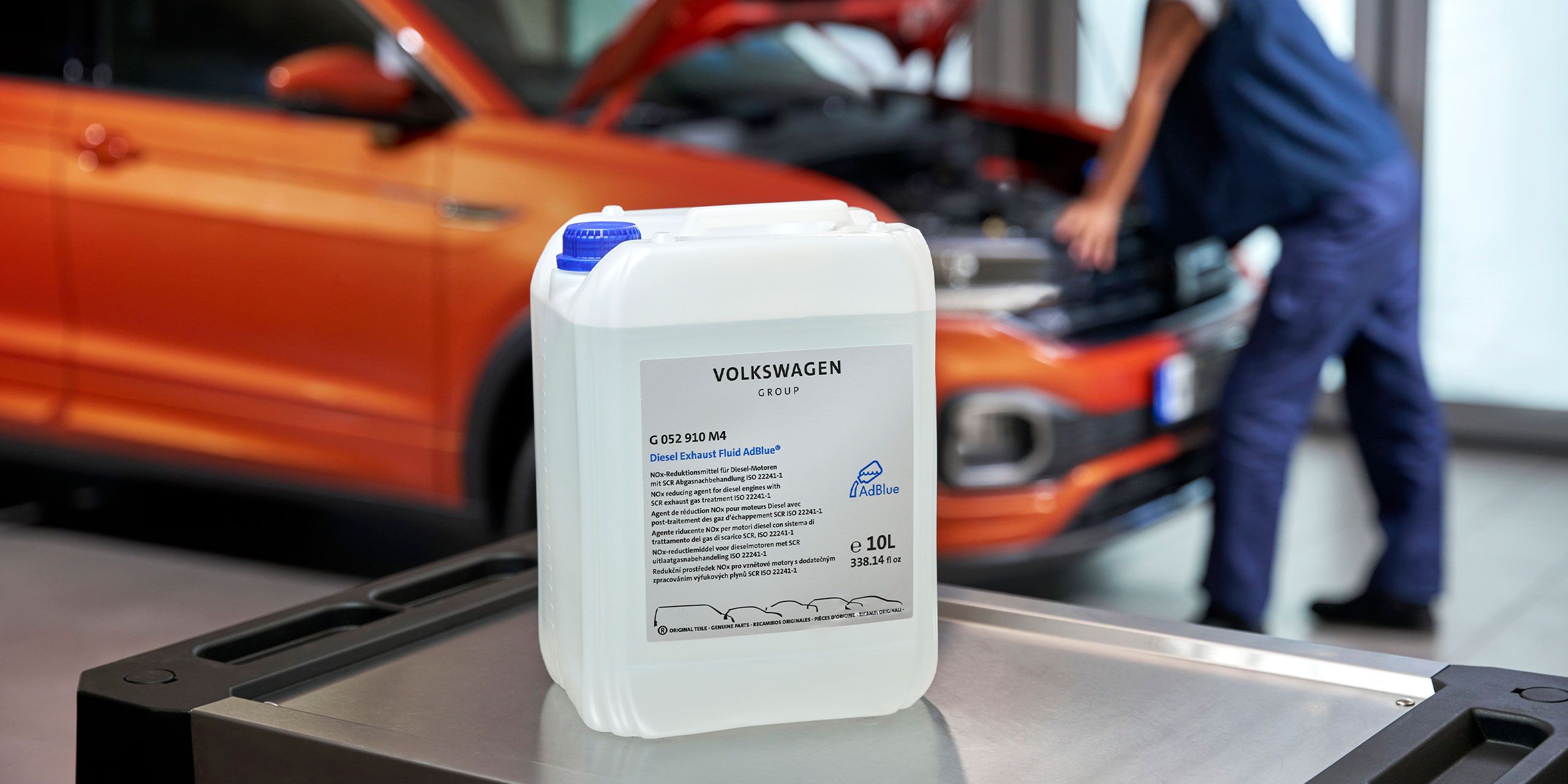 Eine Kanister mit Volkswagen AdBlue im Fokus.