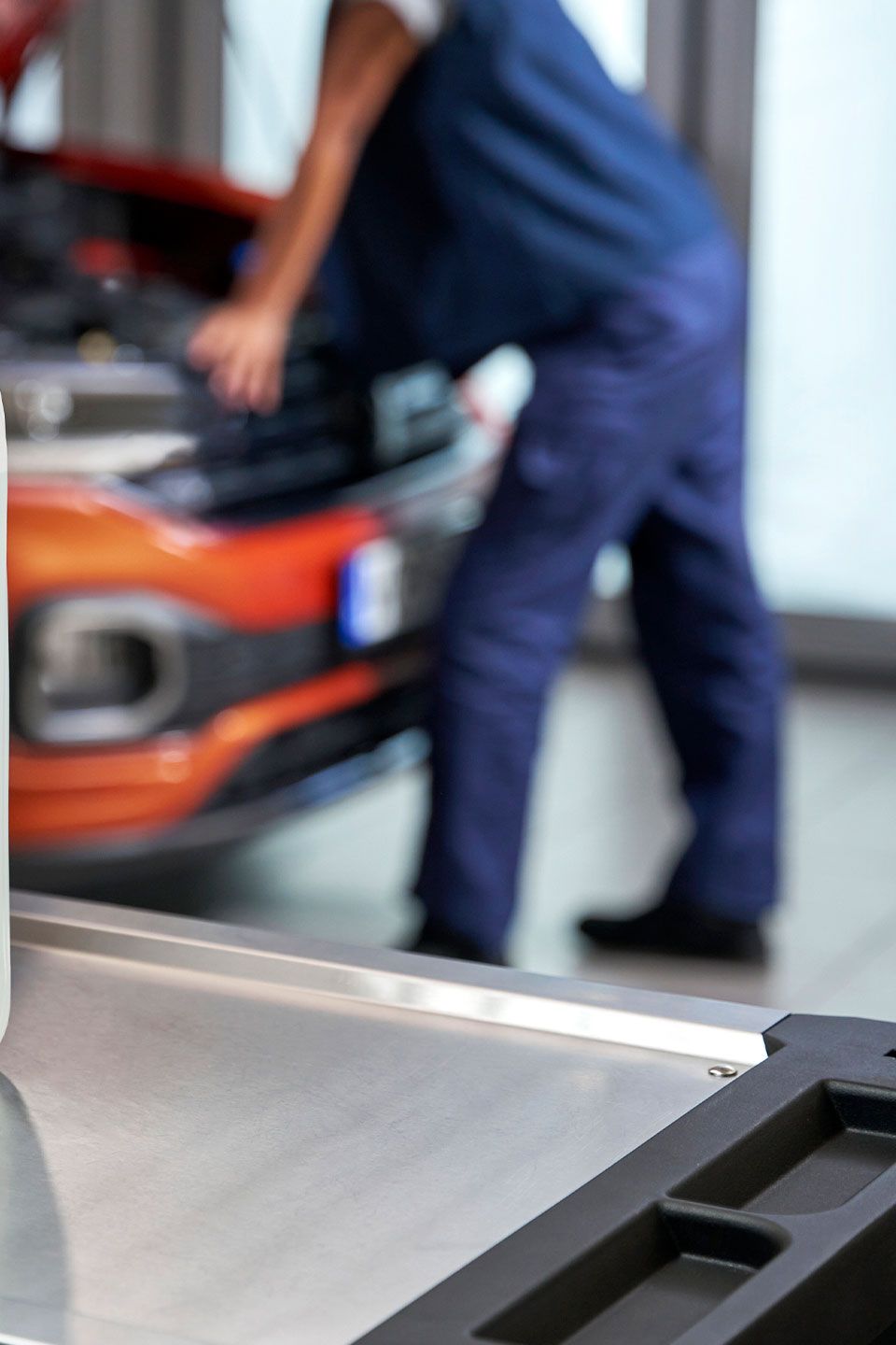 Eine Kanister mit Volkswagen AdBlue im Fokus.
