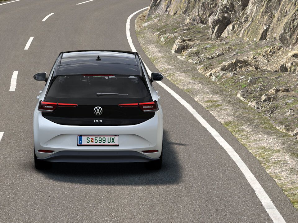 VW ID.3 GO се движи по планински път